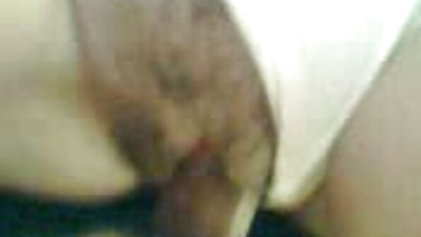 பிஷ்னெட் பேன்டிஹோஸில் கின்கி லத்தீனா படுக்கையில் வழுக்கை-தலையை மகிழ்விக்கிறது